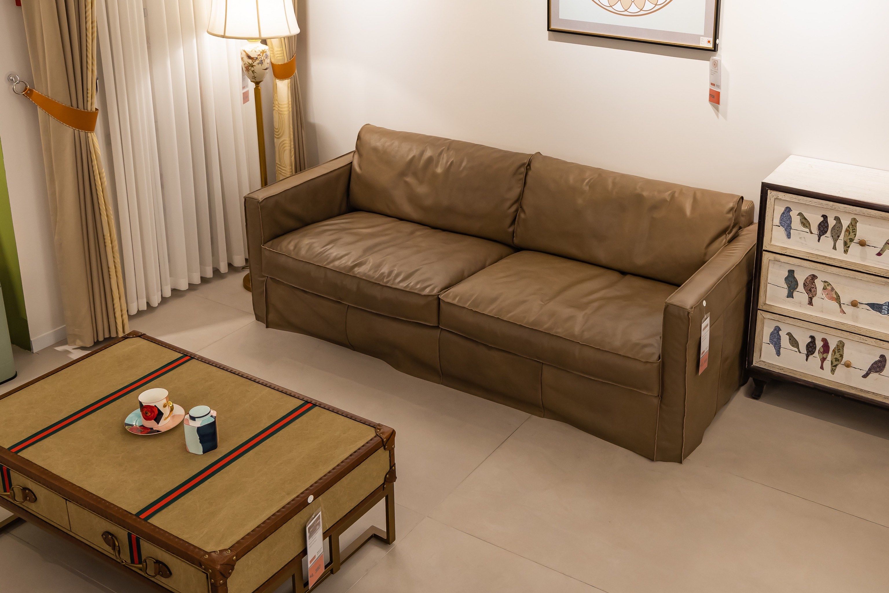 皮质沙发救星来了:从污渍到划痕,5步修复术比师傅省千元!(图1)