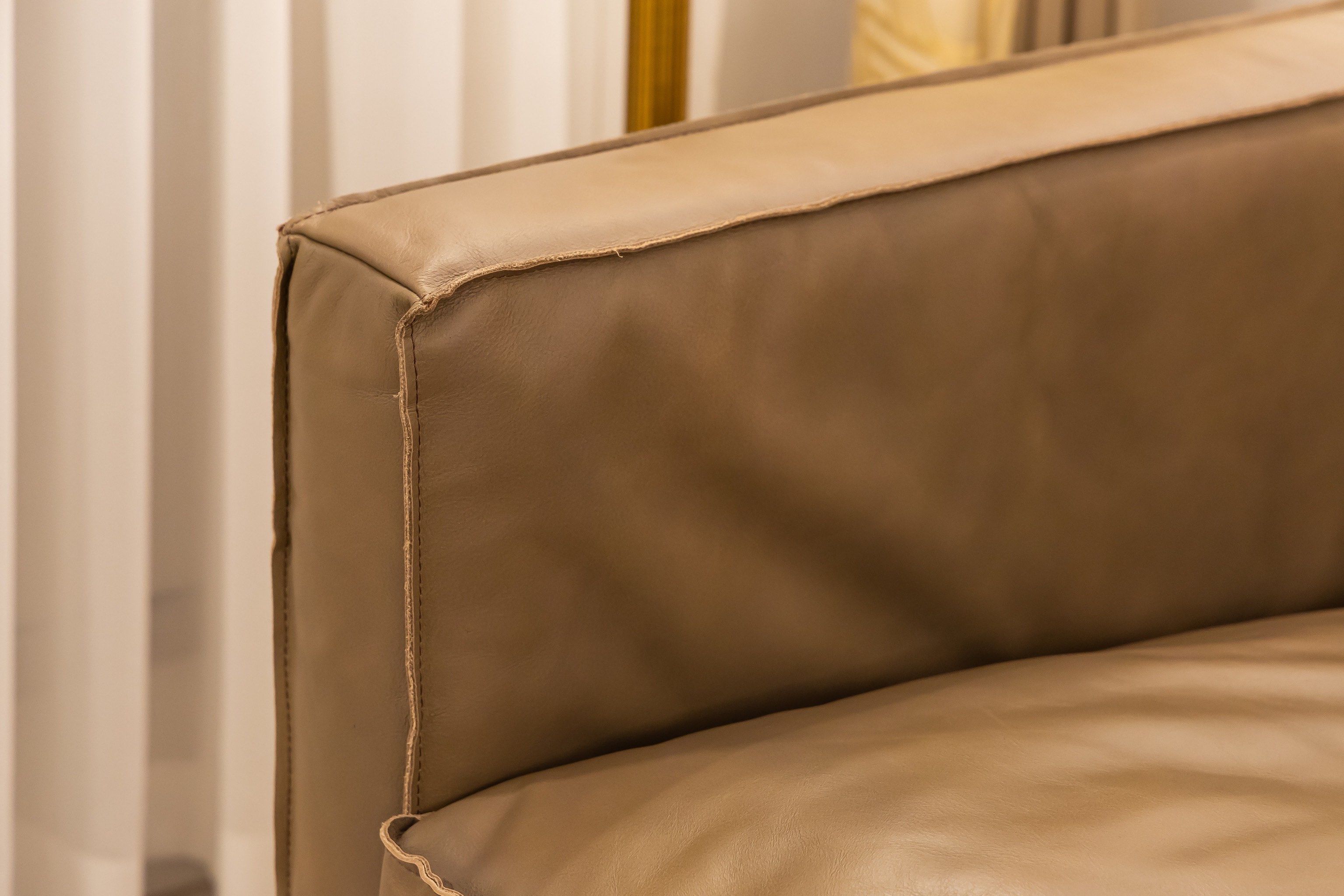 皮质沙发救星来了:从污渍到划痕,5步修复术比师傅省千元!(图2)