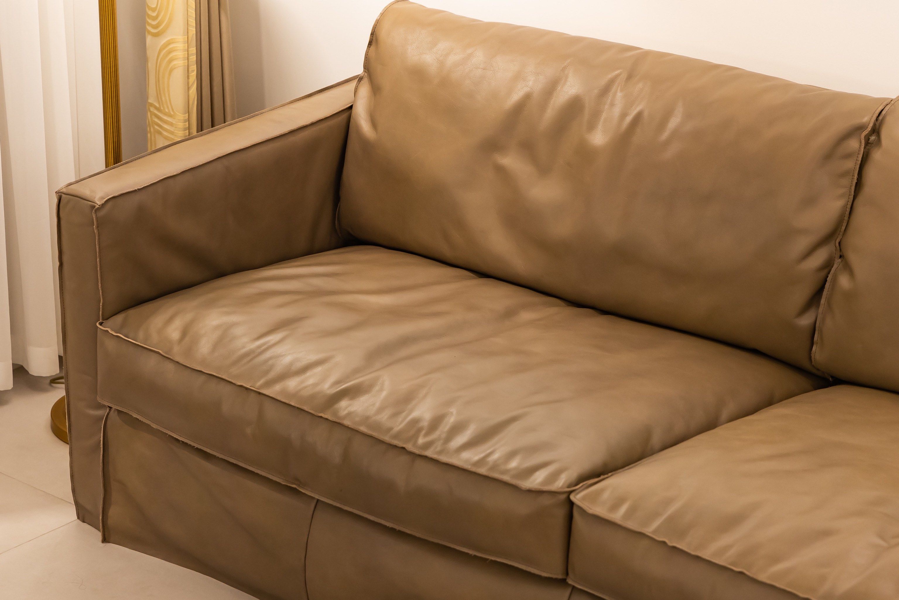 皮质沙发救星来了:从污渍到划痕,5步修复术比师傅省千元!(图3)