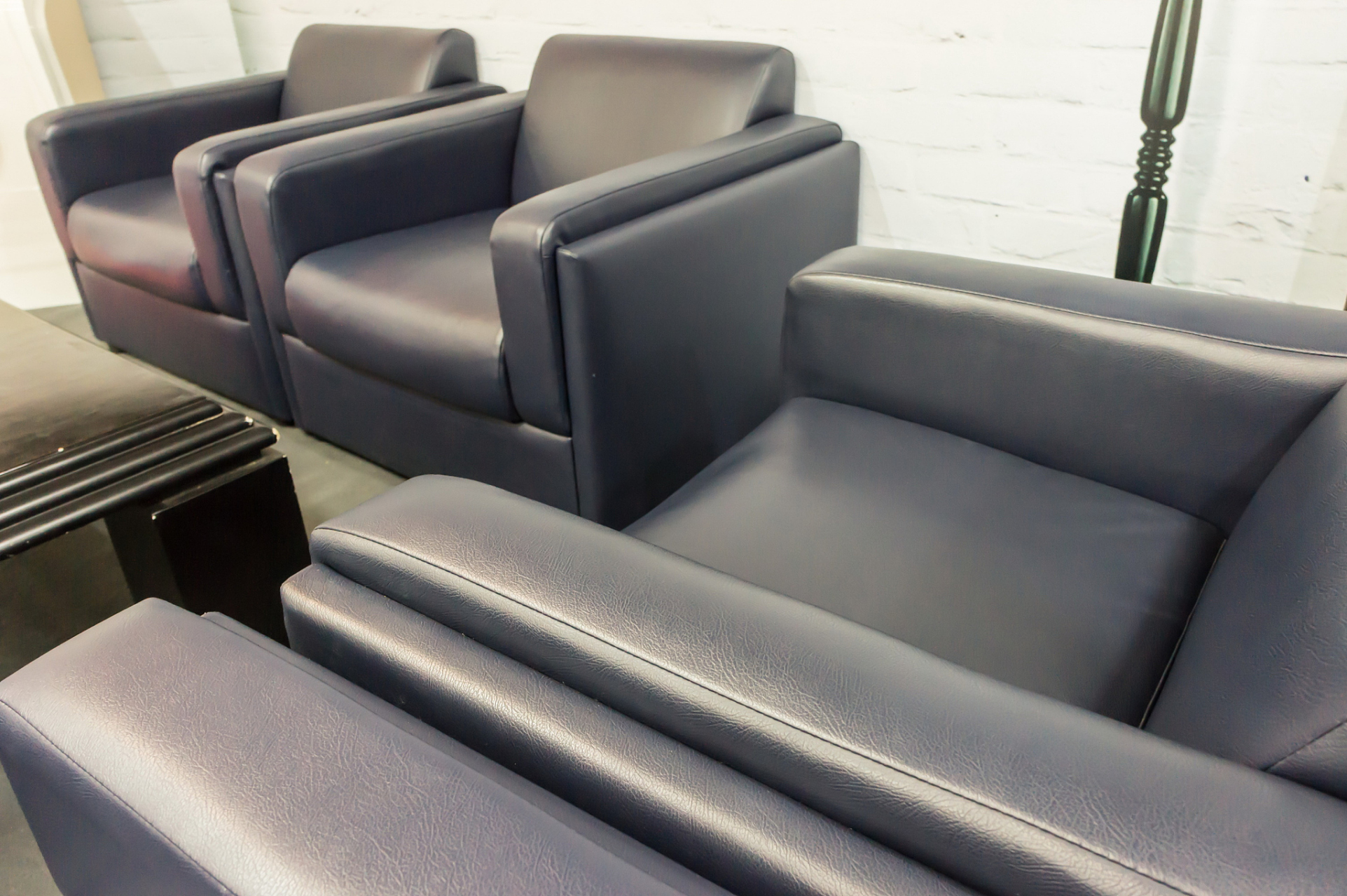 皮质沙发救星:掉皮修补+防污保养,新手也能学会的3个技巧(图2)