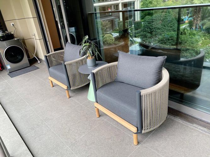 阳台家具抗老化:藤椅/金属家具防晒+防锈,风吹日晒也耐用(图1)