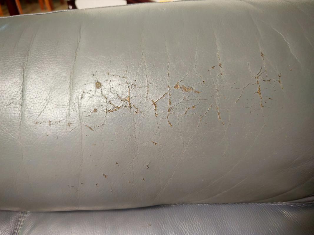 皮质沙发掉皮、染色?不用换!2个低成本修复法,亲测有效(图1)