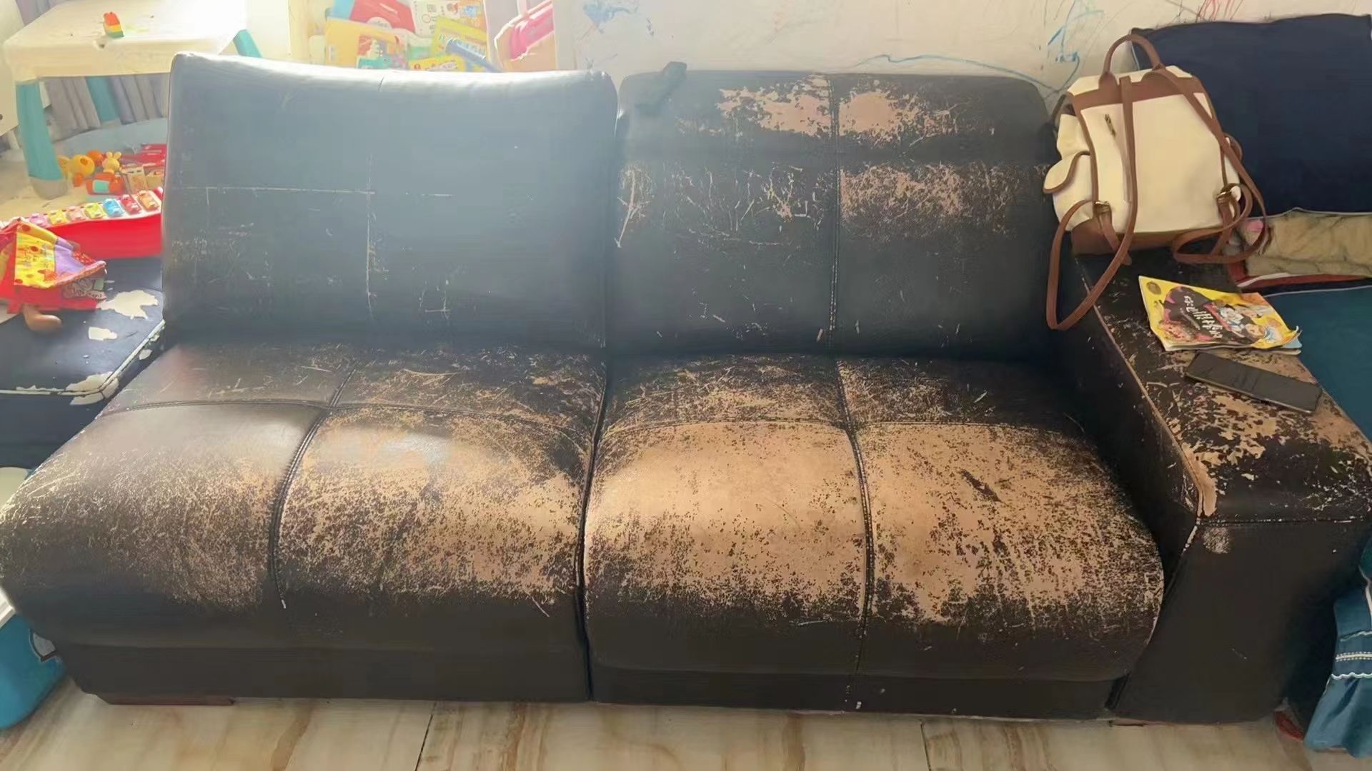 皮质沙发掉皮、染色?不用换!2个低成本修复法,亲测有效(图2)