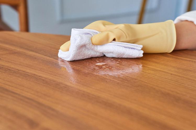 别再用湿抹布擦实木桌!5个错误保养习惯,正在毁掉你的家具(图1)