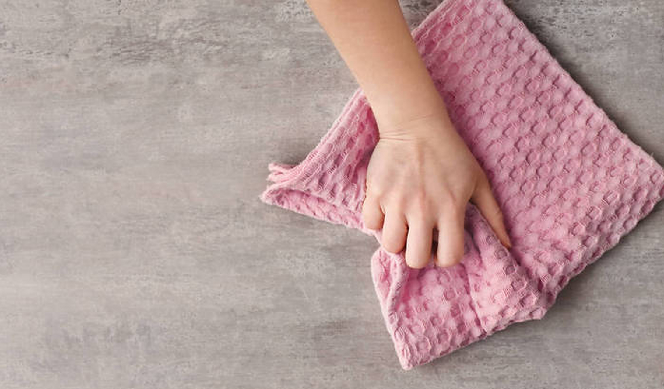 别再用湿抹布擦实木桌!5个错误保养习惯,正在毁掉你的家具(图2)