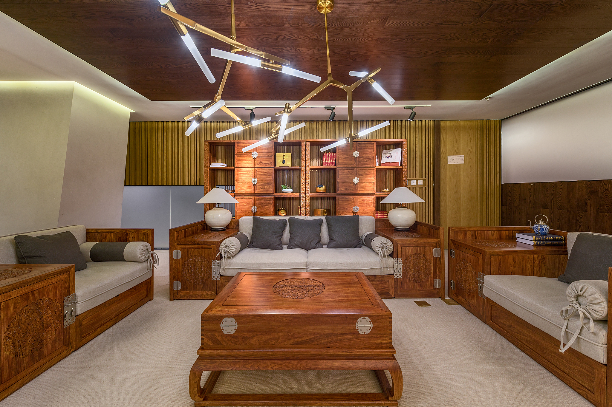 户外家具褪色开裂？金属 / 木质专用修复剂 + 防护漆，应对风吹日晒(图2)