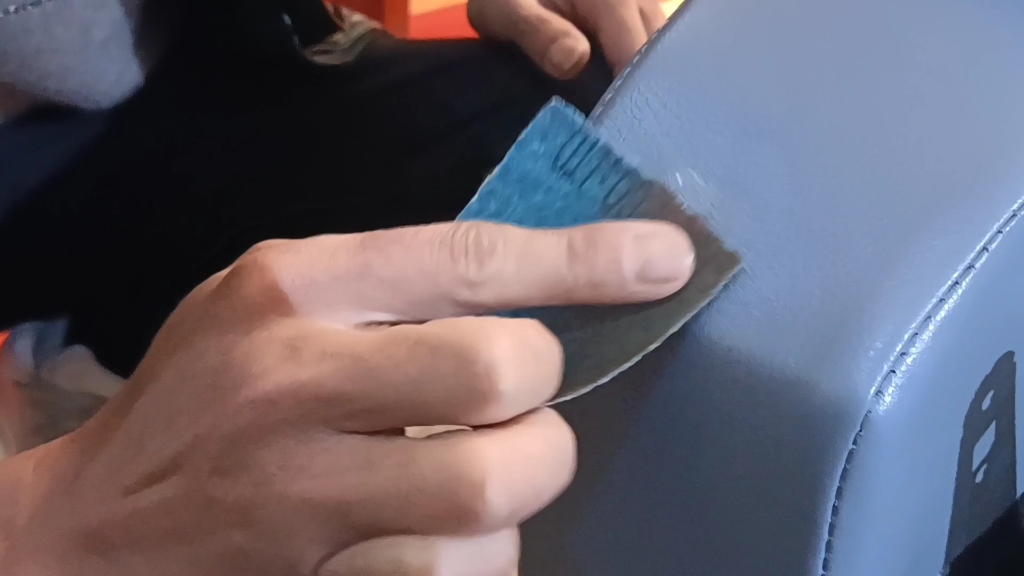 旧物改造成新风尚!皮革破损维修+沙发翻新,给家具第二次生命(图1)