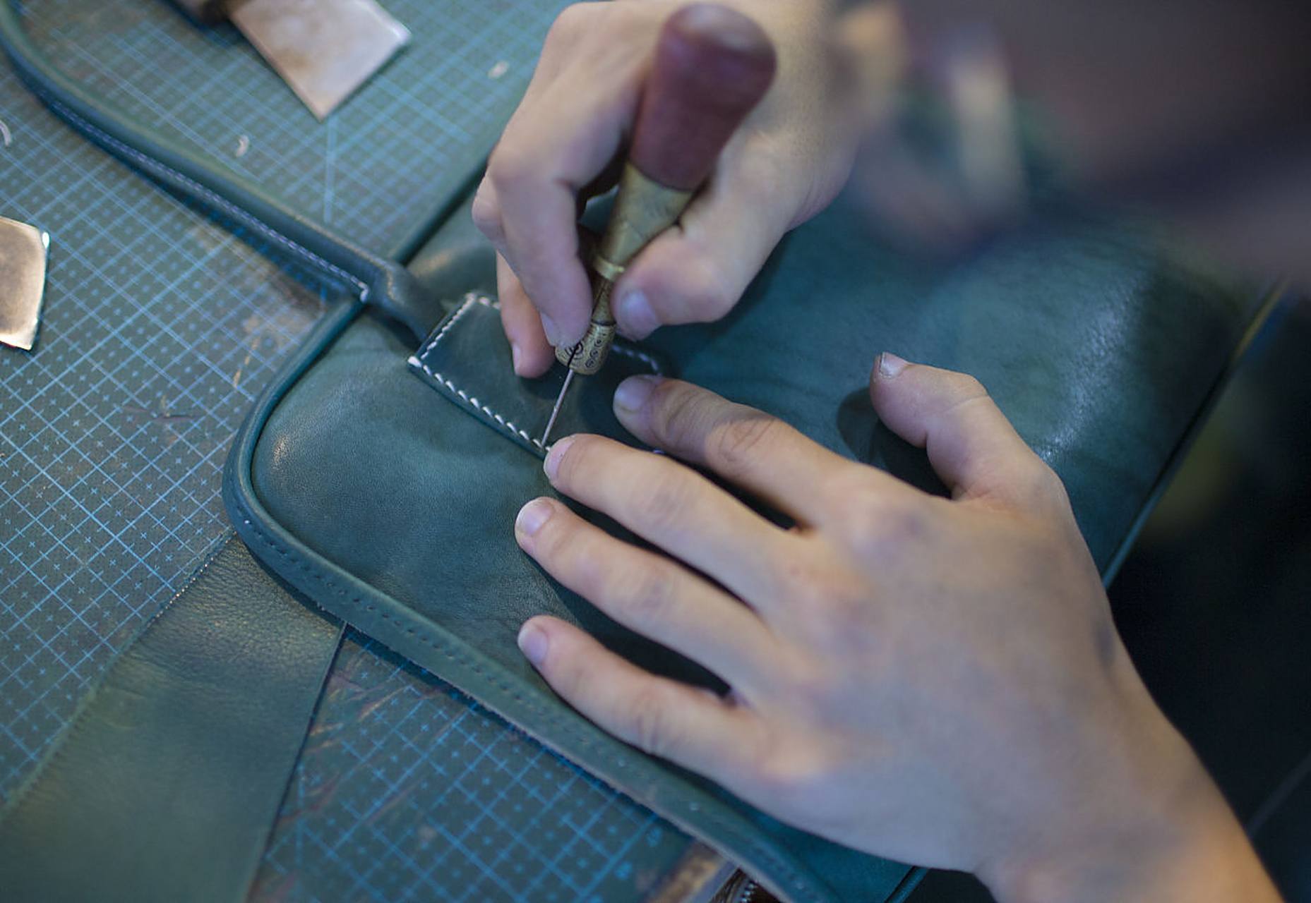 旧物改造成新风尚!皮革破损维修+沙发翻新,给家具第二次生命(图2)