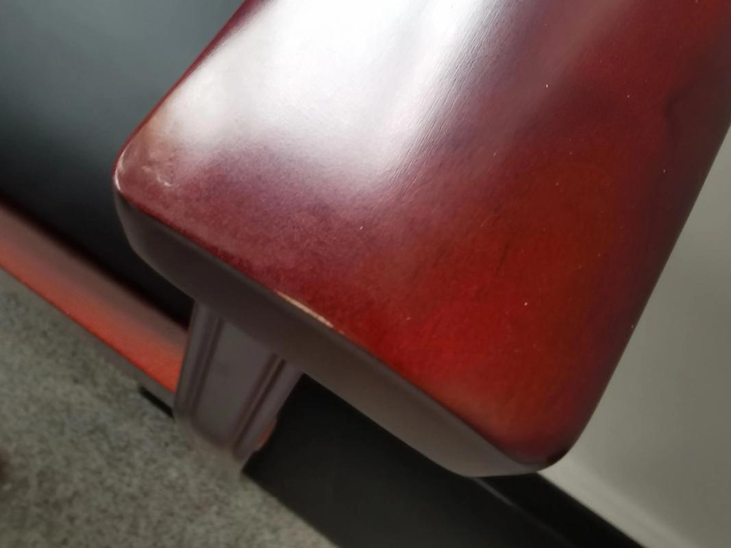 新买餐桌暗藏补漆痕迹,家具“被二手”如何识别与维权(图1)