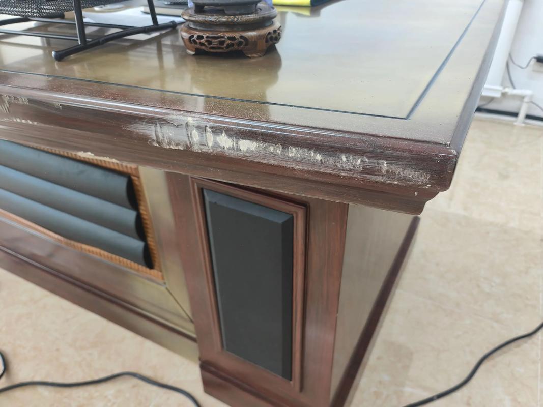 办公家具维修技术:桌椅松动、柜门变形这样修(图1)